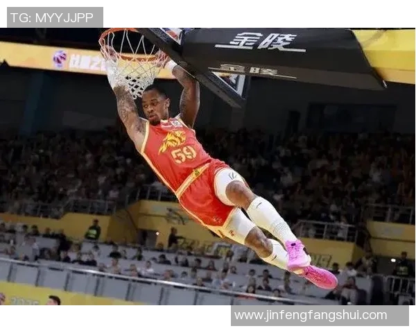 广厦vs稠州，场上篮球比赛，场下宝贝斗舞